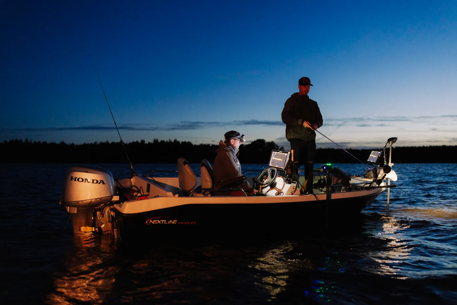 Fisketur på sjön i skymningen